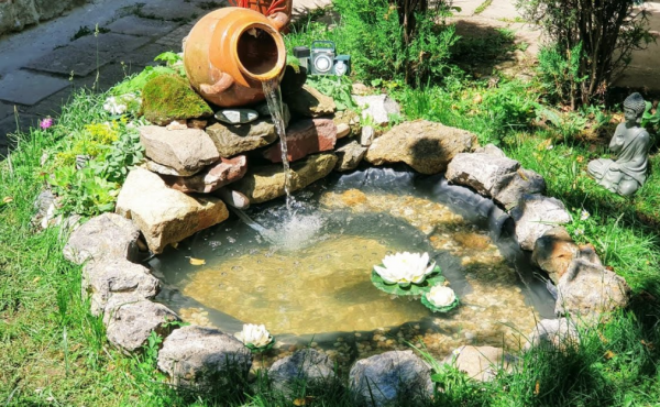 Kolam kecil dengan air mancur